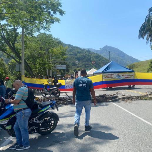 Así está el bloqueo de la vía que lleva al Suroeste y al occidente de Colombia. FOTO: Denuncias Antioquia