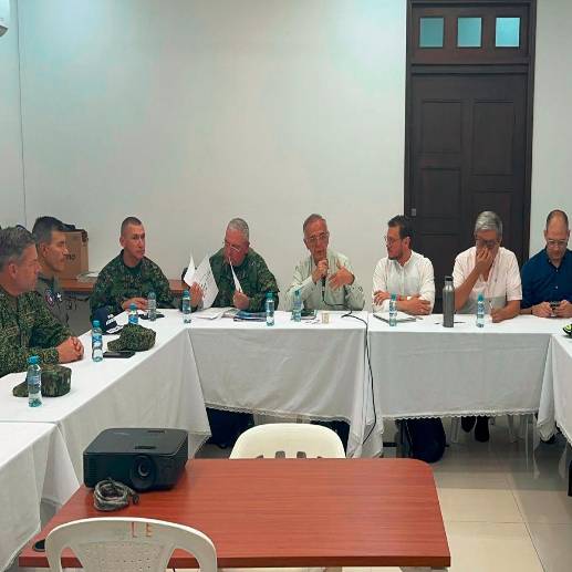 Ministro de Denfensa y comandante del Ejército Nacional lideran consejo de seguridad extraordinario en Jamundí. Foto: Tomada de la cuenta de X del Ministerio de Defensa. 
