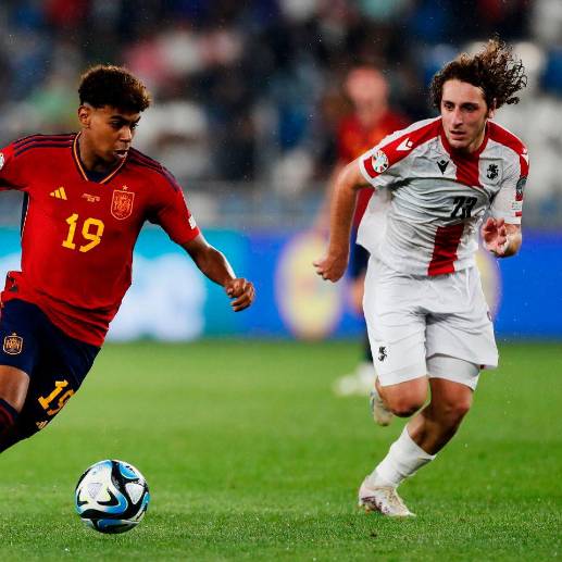 Lamine Yamal debutó el 29 de abril de este año en un juego por la fecha 32 de LaLiga ante Betis, en ese momento tenía 15 años y 290 días) conviertiéndose en el debutante más joven del elenco culé. FOTO GETTY