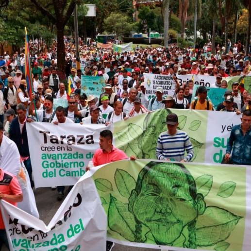 Unas 800 personas arrancaron la manifestación y se espera que se sumen más organizaciones durante el trayecto. FOTO: MANUEL SALDARRIAGA