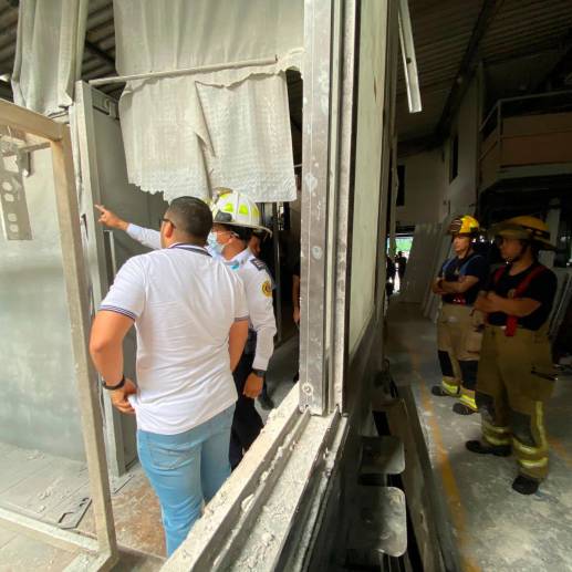 Los bomberos llegaron a El Chagualo para hacer un recorrido por la fábrica afectada. Foto: Cortesía. 