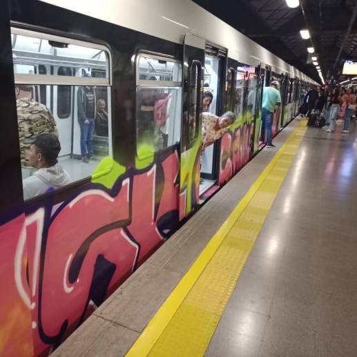 Las autoridades trabajan para capturar a los responsables de afectar el tren del metro. FOTO: CORTESÍA DENUNCIAS ANTIOQUIA