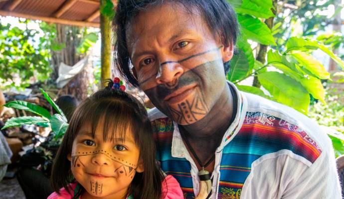  James Tascón, otro integrante de la comunidad que se ha dedicado en los últimos años a rescatar la tradición de pintarse el cuerpo con una tinta negra llamada jagua, que es también el nombre del árbol del que proviene el fruto con el que se prepara. Foto: Esneyder Gutiérrez 