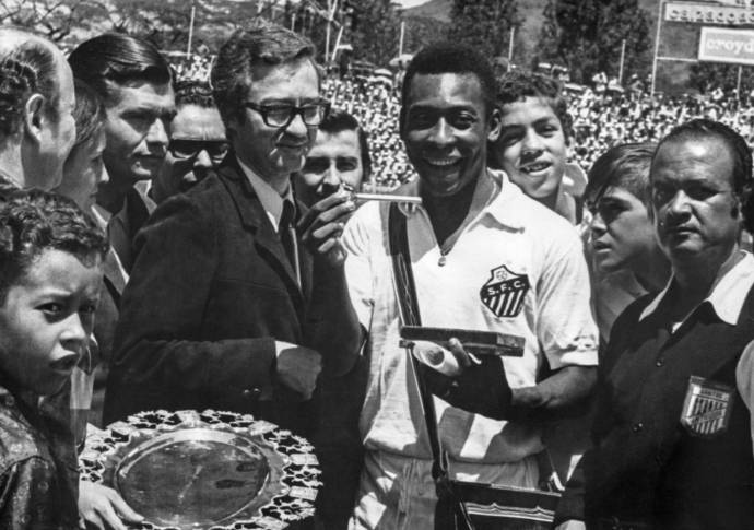 El 6 de marzo de 1960, Pelé jugo en el Atanasio Girardot en un partido que enfrentó a Santos vs Independiente Medellín. Foto El Colombiano 