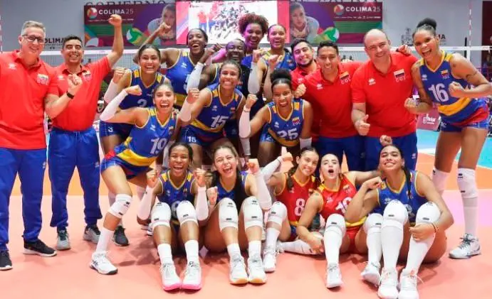 La Selección Colombia de voleibol femenino, categoría mayores, celebra el paso a la semifinal de la Copa Panamericana que se disputa en México. FOTO CORTESÍA 