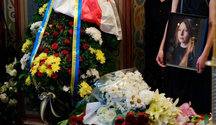 Una mujer vestida con ropa de luto sostiene un retrato de la difunta Victoria durante la ceremonia de despedida. Foto: Getty