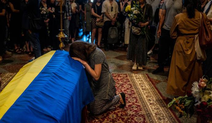 Los ucranianos le dieron el último adiós a la escritora en medio de lagrimas y mucho dolor. Foto: Getty