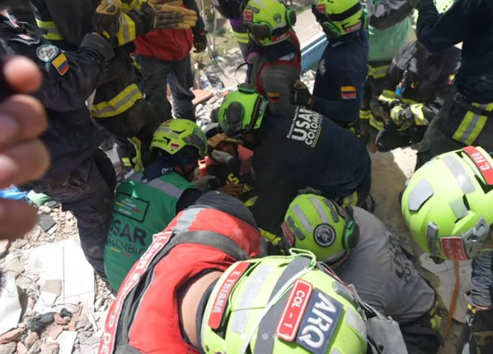 El relevo quedó en manos de equipos internacionales que permanecen en las zonas afectadas. FOTO: Tomado de Instagram: @dnbomberoscol