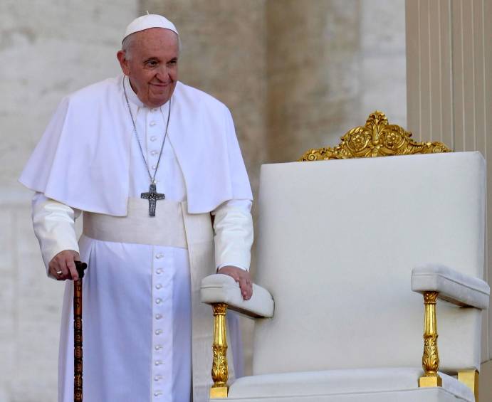 El papa Francisco se ha sometido a infiltraciones para manejar el dolor. No se quiere operar. FOTO: EFE