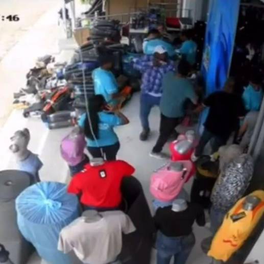 Imágenes del robo que ocurrió en el centro de Necoclí. FOTO: imagen tomado de El Reportero