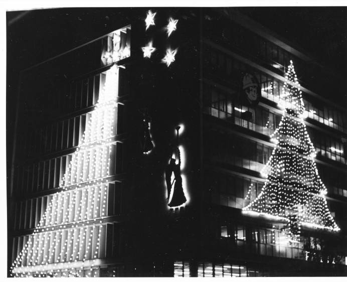 Los alumbrados del edificio Miguel de Aguinaga en 1980. FOTO ARCHIVO EL COLOMBIANO