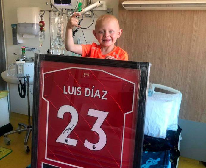 En la imagen que compartió la Fundación se ve a Chad feliz con su regalo, la camiseta de Luis Díaz. FOTO: TOMADA DE TWITTER @mcveigh_owen