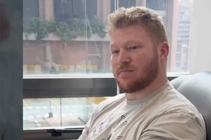 Este es el jugador Cam Jurgens durante su tratamiento efectuado en Medellín. El deportista de la NFL vino a la ciudad para tratarse por una dolencia en su espalda. FOTO PANTALLAZO 