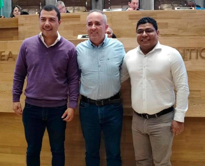 Juan Carlos Palacios, presidente (centro); Luis Gabriel Gómez, vicepresidente primero (izq.); Luis Peláez Jaramillo, vicepresidente segundo (der.). FOTO: Cortesía Asamblea de Antioquia.