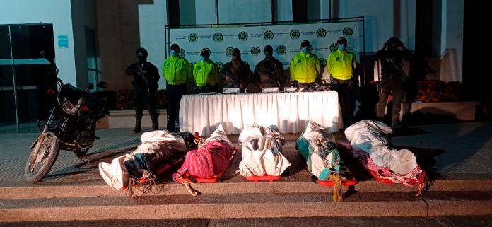 La policía presentó los cinco cadáveres de los integrantes del Clan del Golfo abatidos en Apartadó. FOTO: CORTESÍA POLICÍA NACIONAL