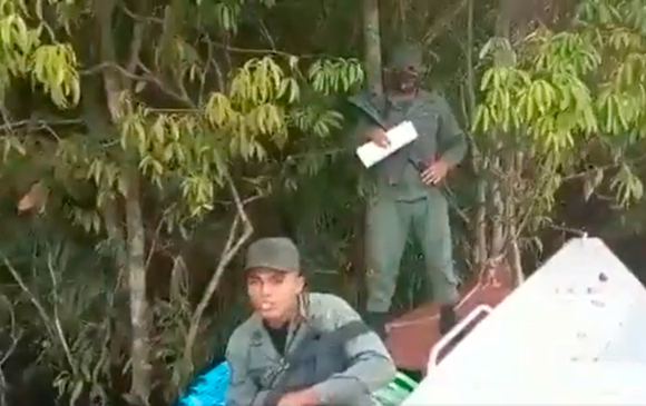 Dos militares venezolanos habrían abordado embarcación colombiana Foto: Captura de video