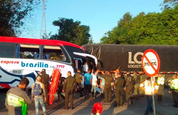 El bus y la tractomula chocaron de frente en una vía de Magdalena. FOTO: CORTESÍA