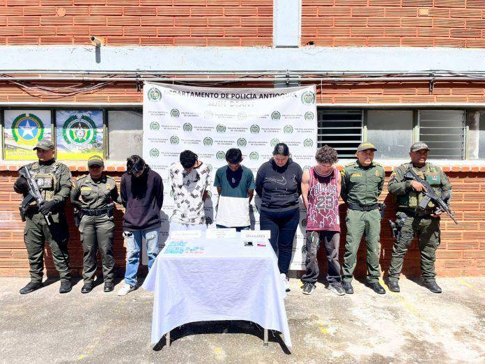 Presuntos responsables de retener, golpear y asesinar a un hombre de 24 años en zona rural de Rionegro (Antioquia). FOTO: FISCALÍA