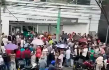 “Entran 10 personas cada hora”: quejas por largas filas para entrega de medicamentos en Bello