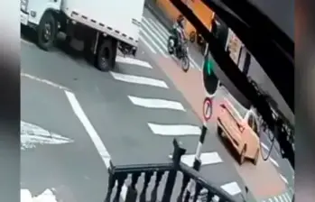 En video | Menores que iban en moto y chocaron contra un taxi en Manrique sobrevivieron