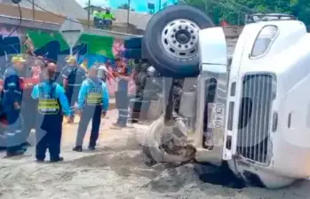 ¡Qué caos! Camión se volcó en la autopista Medellín-Bogotá
