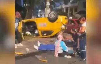 ¡Se salvaron! Un taxi se volcó con pasajeros a bordo en San Javier