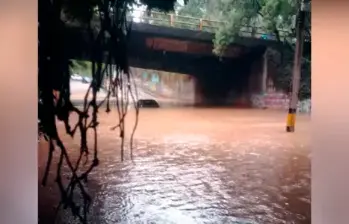 Susto por mujer atrapada en su carro en medio de inundación en Medellín