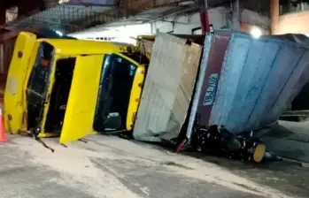 En las lomas de Manrique no hay quién suba: camión terminó volcado