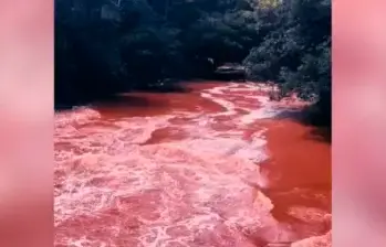 EN VIDEO: Río teñido de rojo alertó a los antioqueños, ¿qué pasó?