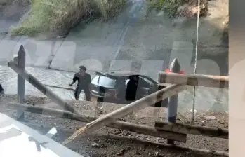 ¡Qué peligro! Conductor borracho se fue a canalización de La Floresta