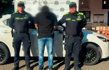 No le duró la dicha: Policía recuperó carro robado y agarró al presunto ladrón