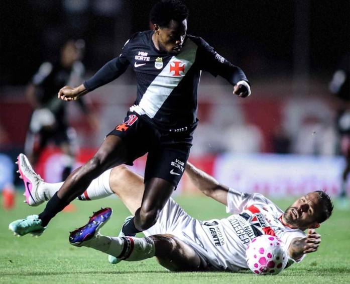 El delantero colombiano Andrés Gómez será el gran ausente de Vasco da Gama en el duelo de vuelta ante Boca Juniors para definir el clasificado a la final de la Copa Sudamericana. FOTO TOMADA X@VascodaGama