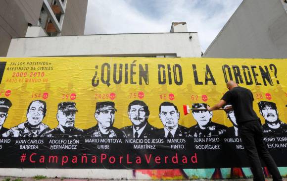 El Mural “¿Quién dio la orden?” fue pintado en Bogotá en el año 2019. FOTO EFE