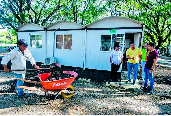 En los últimos años la alcaldía ha tenido que funcionar en un campamento que dejó el concesionario Pacífico 2, pues la nueva sede de gobierno quedó comenzada y tendrá que ser demolida. FOTO: JAIME PÉREZ