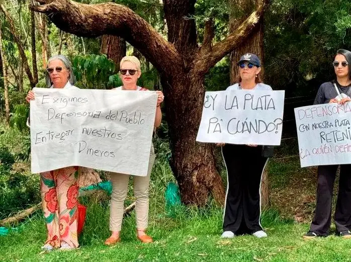 En octubre pasado las familias afectadas se plantaron frente a la Defensoría del Pueblo exigiendo soluciones. FOTO: CORTESÍA PERSONERÍA DE RIONEGRO