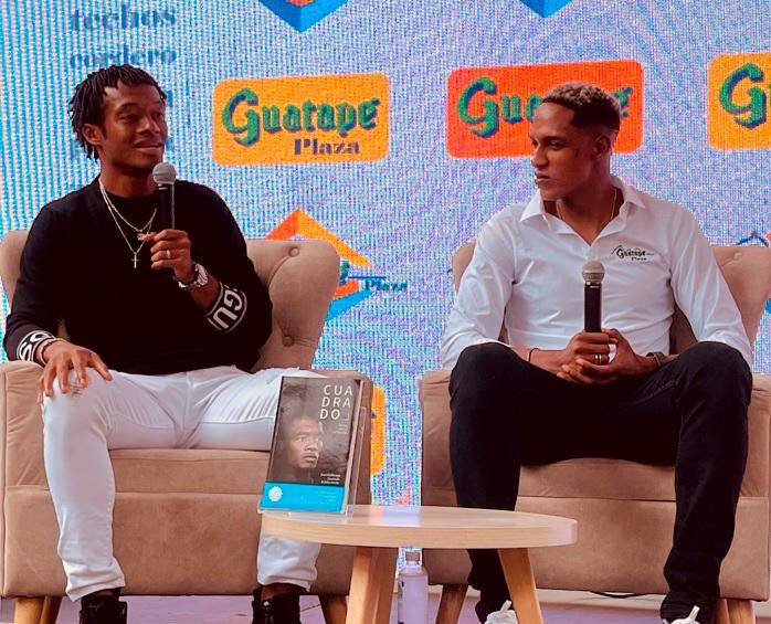 Juan Guillermo Cuadrado y Yerry Mina durante una conferencia de prensa en Guatapé. FOTO CORTESÍA