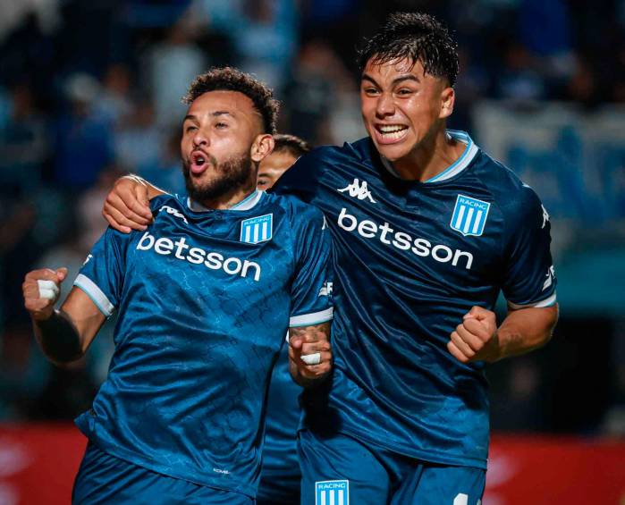 El delantero colombiano celebra uno de sus dos goles en la victoria de Racing como visitante ante Atlético Tucumán en el fútbol de Argentina. FOTO TOMADA X@RacingClub