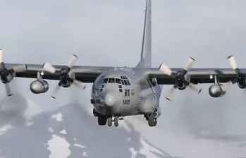 El C-130H Hércules es un avión de transporte militar diseñado para movilizar tropas y carga pesada en zonas de difícil acceso. FOTO: FAC. 