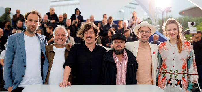 El director Simón Mesa Soto y su equipo tras la proyección de <i>Un poeta</i>, premiada en la sección <i>Un Certain Regard</i> de Cannes 2025. FOTO cortesía Proimágenes