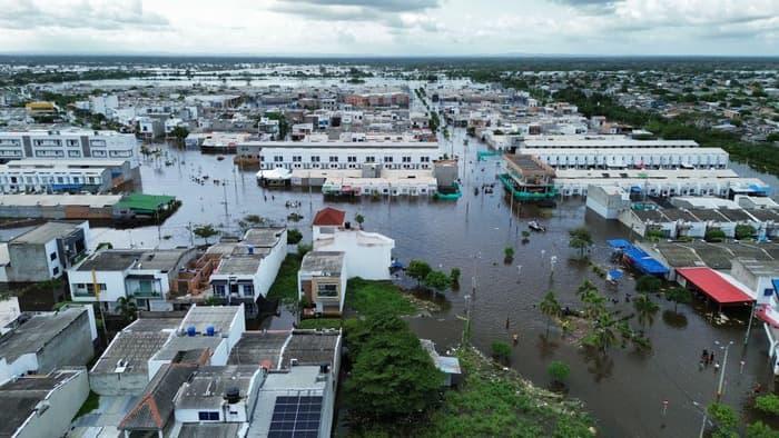 Las fuertes lluvias y el desbordamiento de cuerpos de agua mantienen inundados varios sectores de la margen occidental de Montería, donde rige toque de queda nocturno. FOTO: Alcaldía de Montería. 