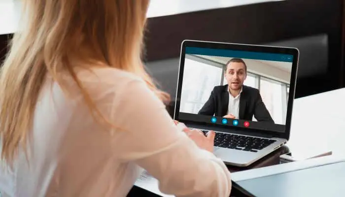 Prepararse para una entrevista virtual es clave para proyectar profesionalismo y compromiso. FOTO: GETTY