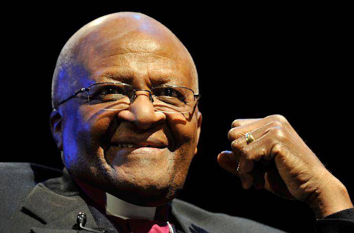 El arzobispo anglicano Desmond Tutu fue el rostro de la comisión creada en el gobierno Mandela para investigarla violencia del apartheid. FOTO: EFE