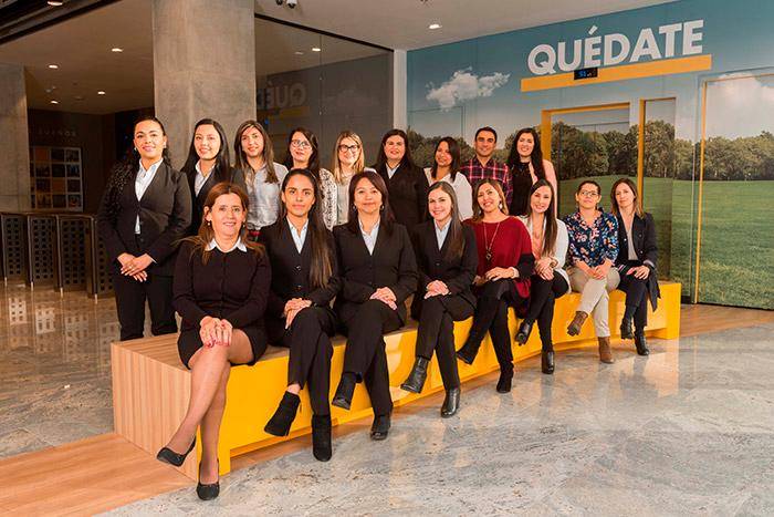 Colaboradores de Amarilo durante una jornada en obra, una de las áreas con más vacantes activas. FOTO: CORTESÍA