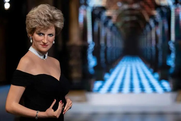La figura a tamaño real retrata a Lady Di con su icónico vestido negro, tacones, perlas y bolso, un homenaje que París acoge con especial significado por el accidente que acabó con su vida en 1997. FOTO: AFP.