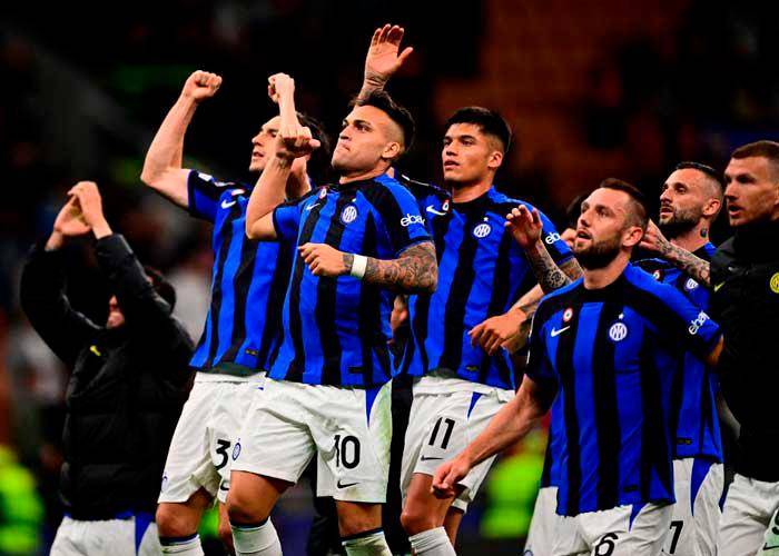 Los jugadores del Inter festejando el triunfo en el duelo de ida ante el Milan. FOTO AFP