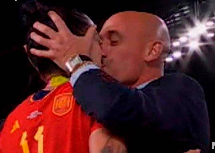 El beso polémico de Luis Rubiales a la futbolista Jenni Hermoso le ha dado la vuelta al mundo. FOTO: CAPTURA DE PANTALLA 