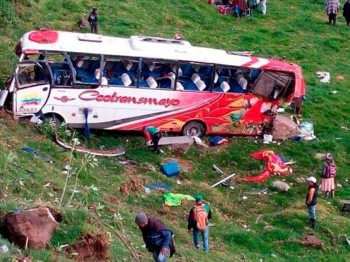 El abismo al que se fue el bus sería de 100 metros, reportan medios locales. FOTO Facebook Huilaesnoticia