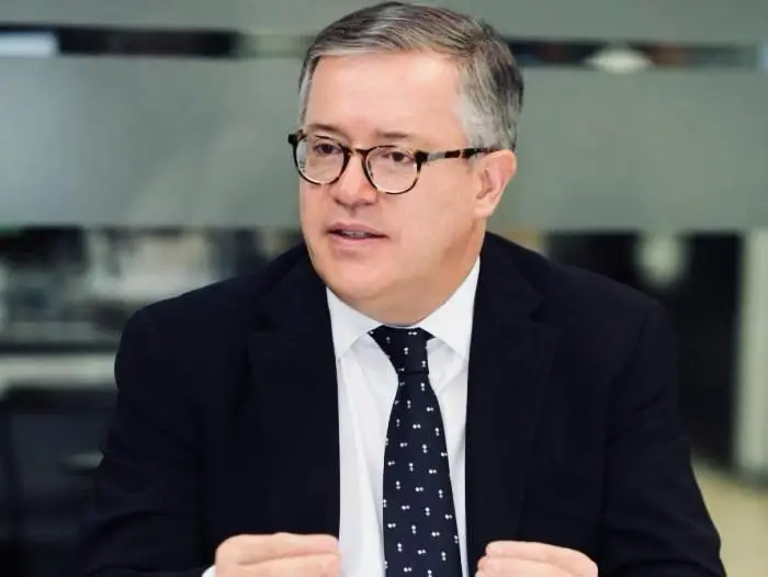 Andrés Chaves, presidente de la Asociación Nacional de Movilidad Sostenible (Andemos), afirma que el principal motivo de preocupación es la falta de un nuevo marco arancelario tras la derogación del Decreto 1116, que otorgaba beneficios fiscales a vehículos híbridos y eléctricos. A esto se suma la incertidumbre frente a la renovación del acuerdo bilateral con Brasil, que permitía importar hasta 50.000 vehículos con condiciones preferenciales.