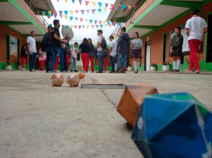 La travesía de un grupo de estudiantes que recorre Antioquia para enseñar astronomía