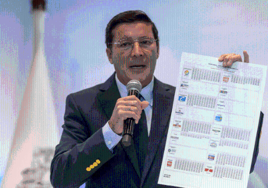 El registrador Hernán Penagos realizó el encuentro en donde mostró el tarjetón que se utilizará para los comicios. Foto: Registraduría Nacional.